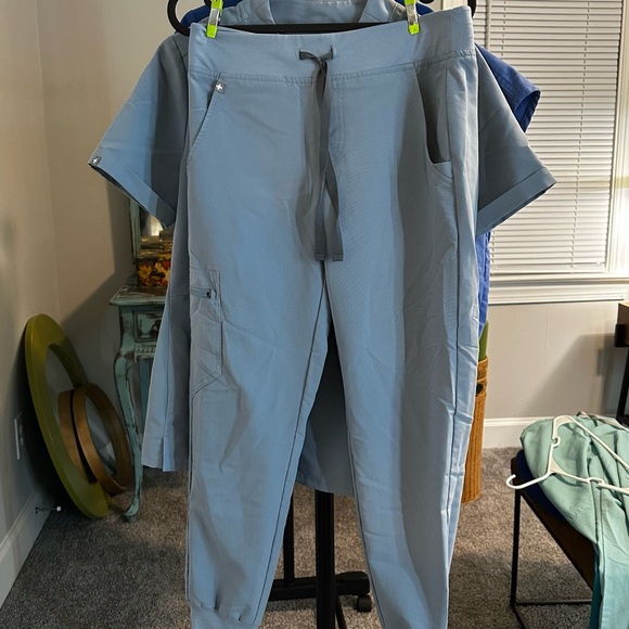 Limited Edition Figs Scrub Set - Picture 3 of 3